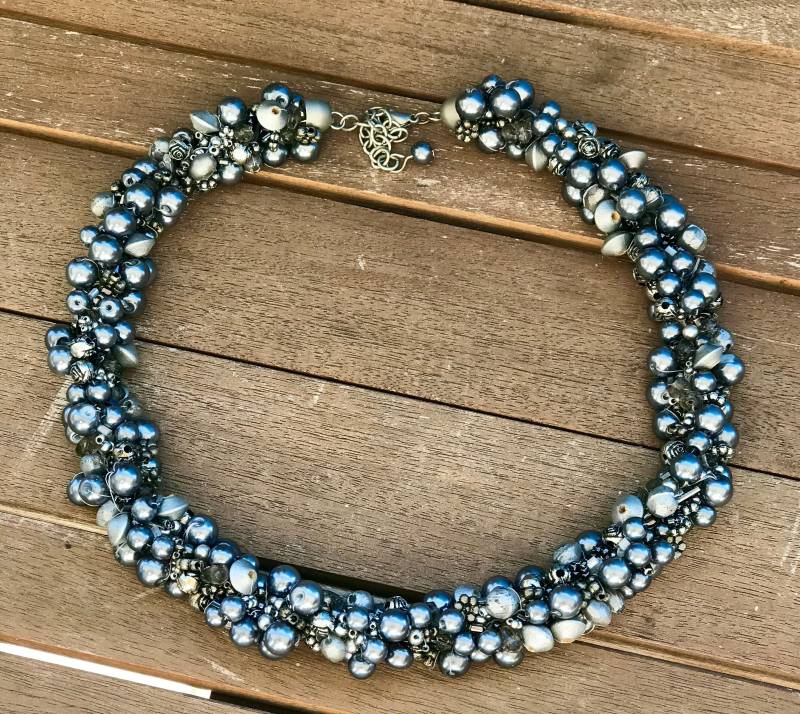 Gehäkeltes Glasperlen-Collier, Silber-Grau, Elegant, Wuschelkette Gehäkeltes Glasperlen-Collier, Silber-Grau, Elegant, Wuschelkette von Latinara