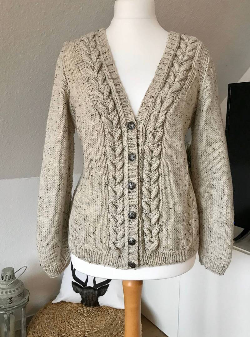 Handgestrickte Jacke Im Trachtenstil Aus Tweedgarn - in Deiner Wunschfarbe von Latinara