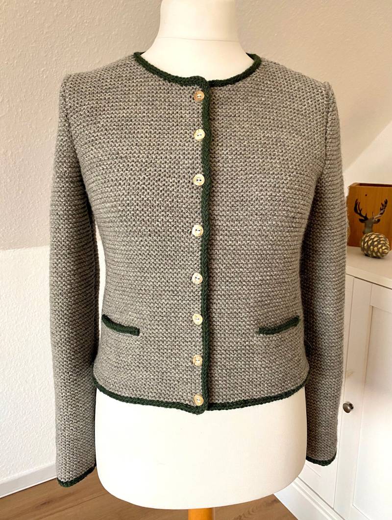 Handgestrickter Trachtenjanker Für Damen - in Deiner Größe Und Wunschfarbe von Latinara