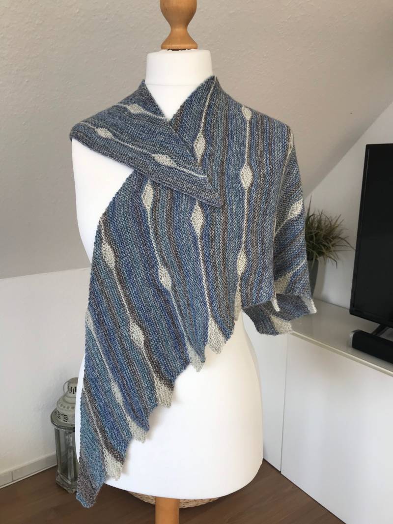 Handgestricktes Tuch Für Damen Aus Feiner Wolle in Rauchblau Und Hellgrau von Latinara