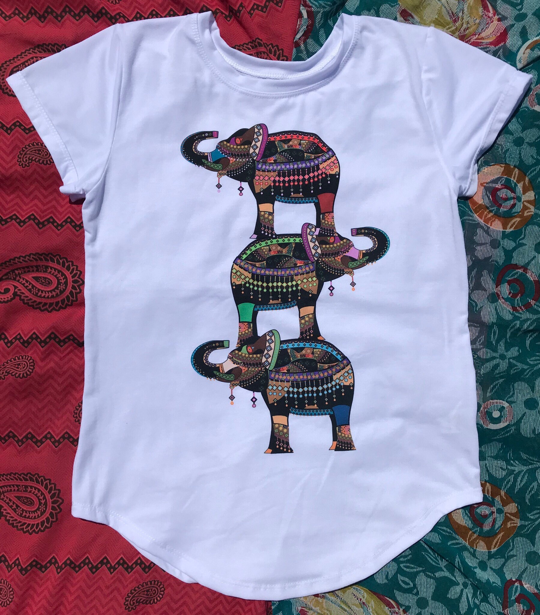 Ausverkauf Viel Glück Elefanten Weißes T-Shirt Ausverkauf Viel Glück Elefanten Weißes T-Shirt von LatinxSpirit