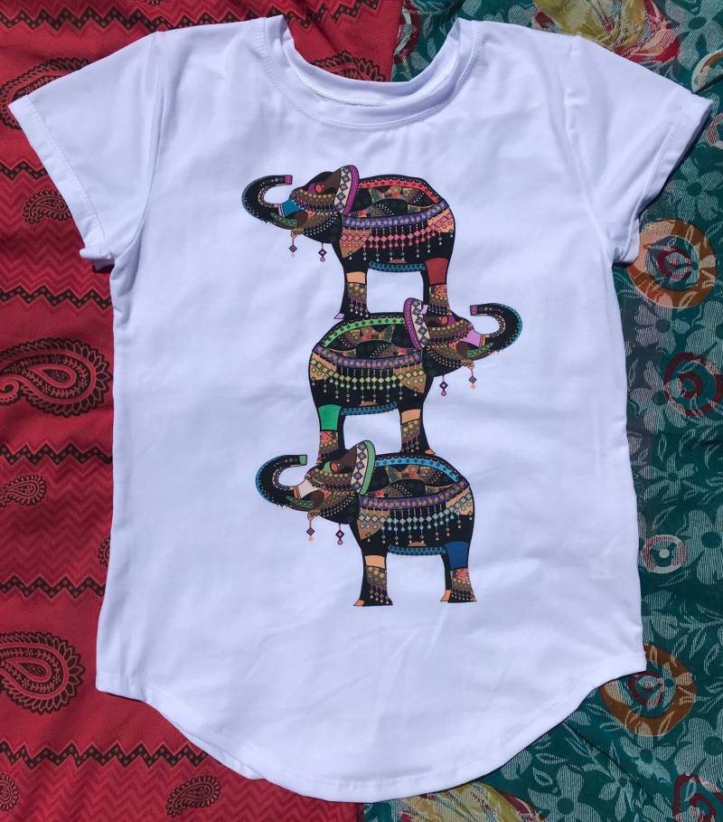 Ausverkauf Viel Glück Elefanten Weißes T-Shirt Ausverkauf Viel Glück Elefanten Weißes T-Shirt von LatinxSpirit