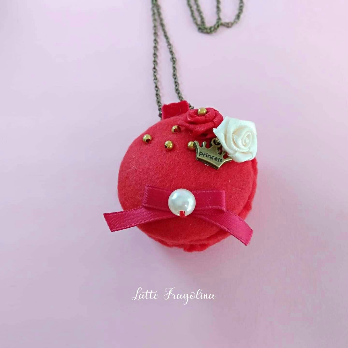 Alice Im Wunderland-Filz-Macaron-Halskette. „Red Queen-stil" - Handgefertigt, Bronzekette Alice Im Wunderland-Filz-Macaron-Halskette. „Red Queen-stil" - Handgefertigt, Bronzekette von LatteFragolina