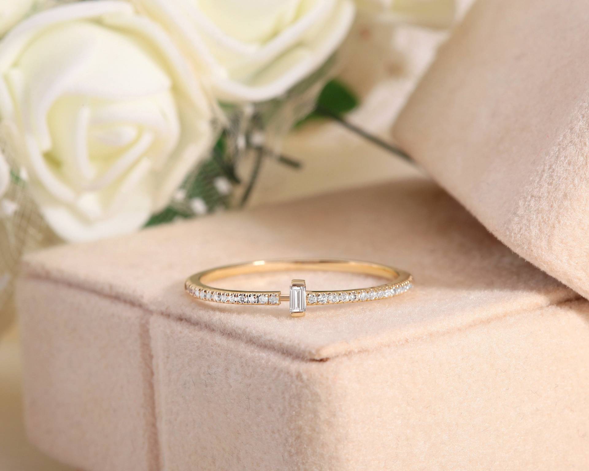 Baguette Und Rundschliff Diamantring, 14K Gelbgold Aus Massivem Gold, Handgefertigter Minimaler Ring von Latualucejewelry