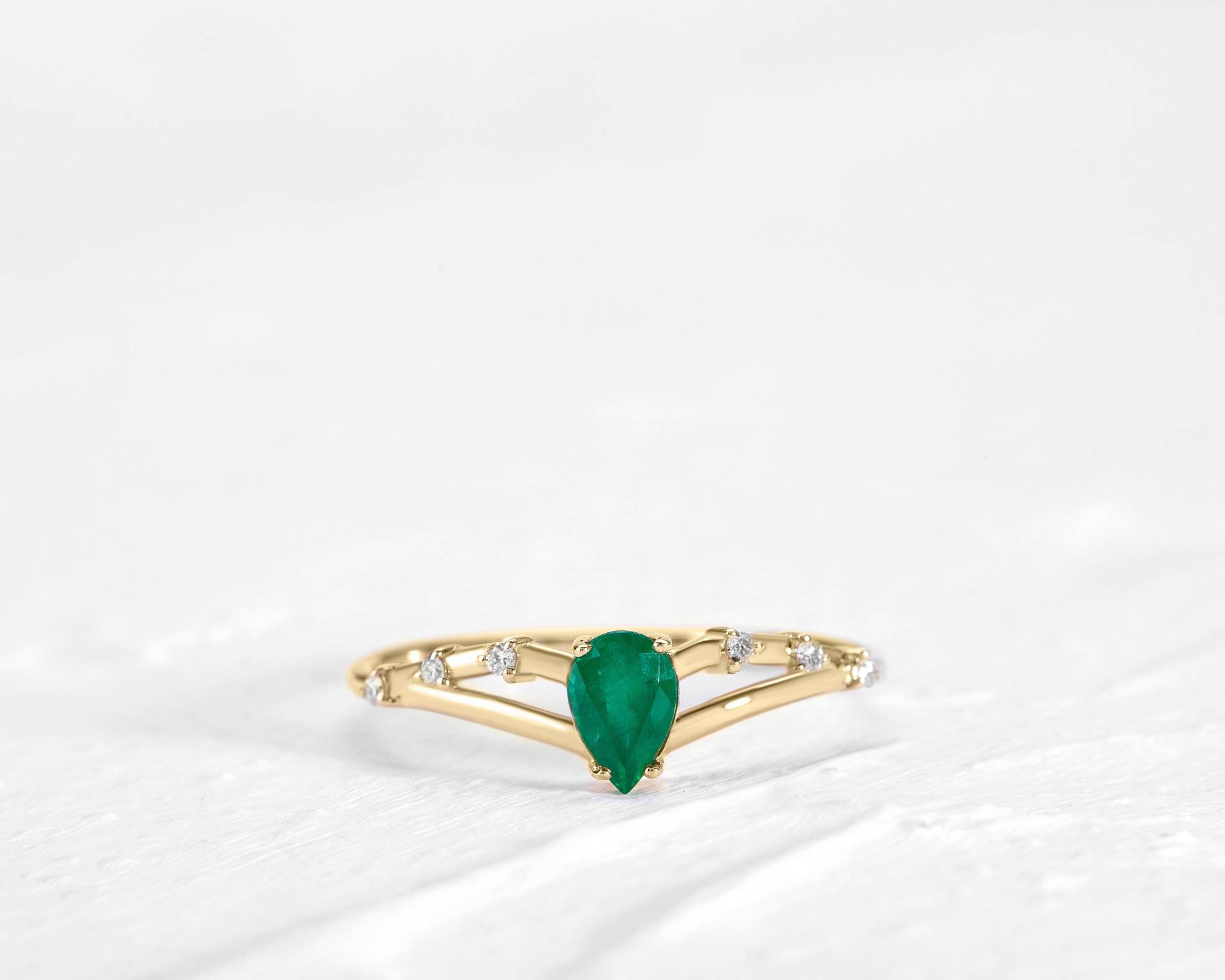 Birne Smaragd Ring V Förmige in 14K Solid Gold Multistone Zierliche Für Frauen | Lr00056De von Latualucejewelry