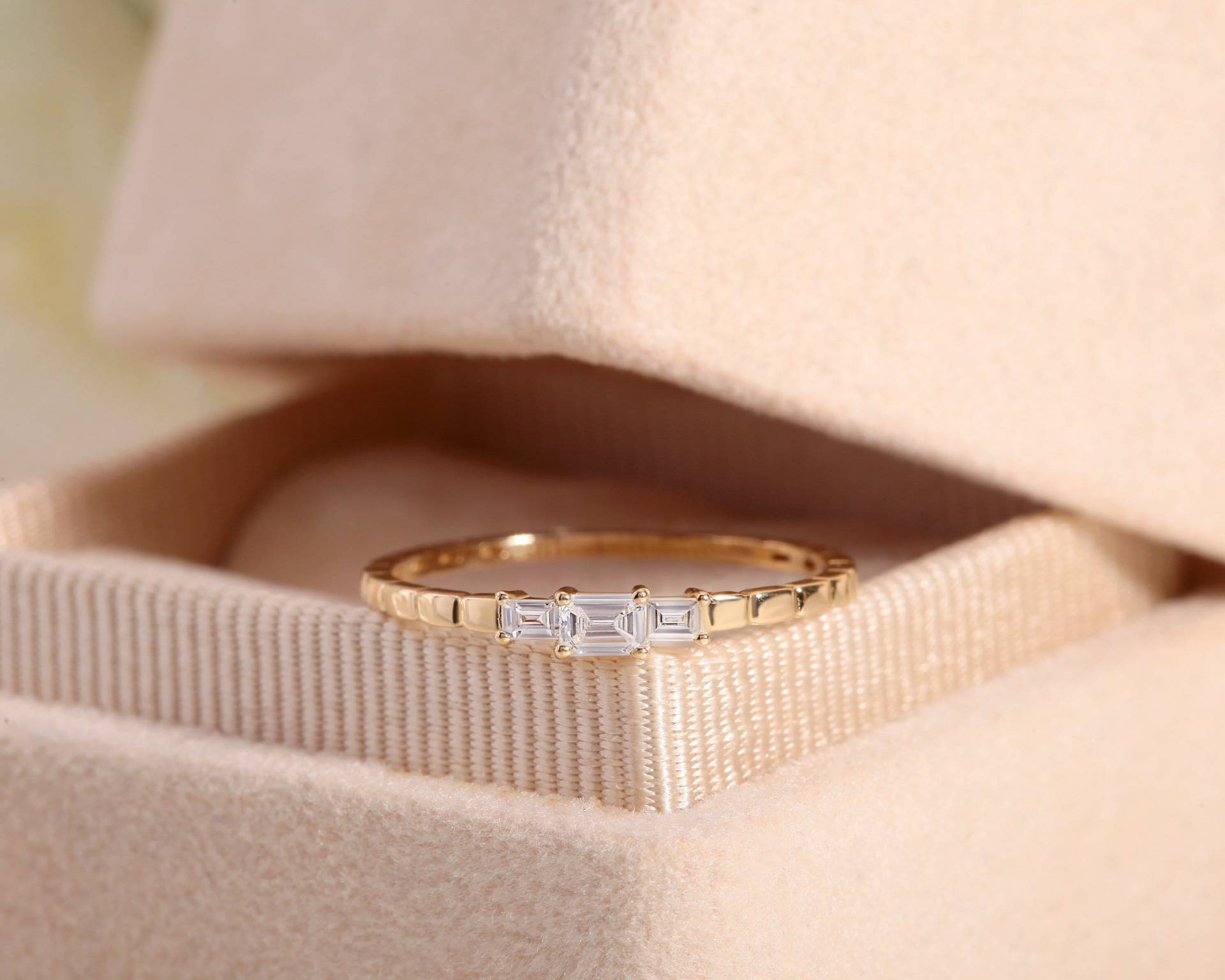 Drei Diamanten Im Baguetteschliff, 14K Gelbgold, Handgefertigt Und Minimal von Latualucejewelry