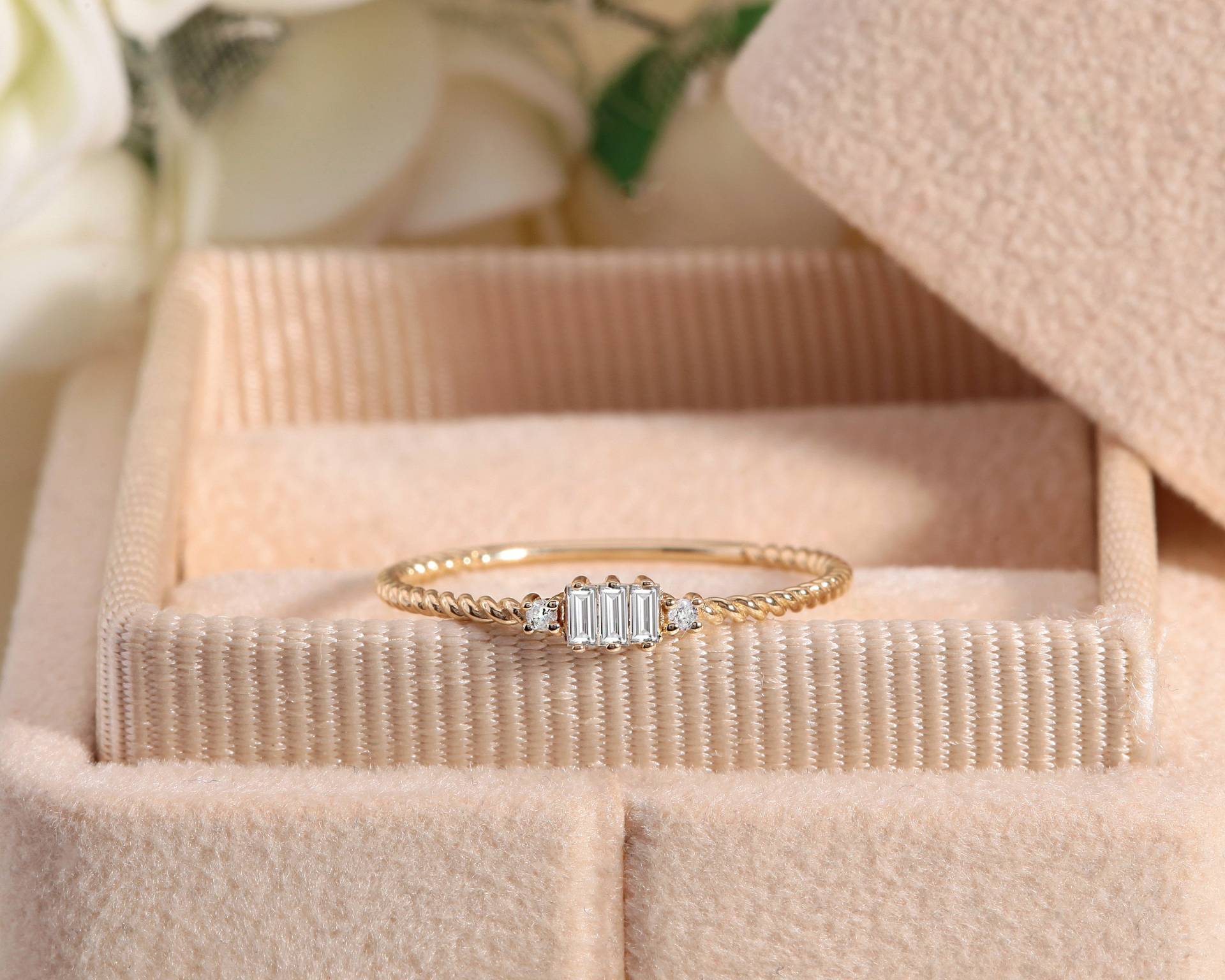 Gedrehter Band Baguette Und Rundschliff Diamant Ring, 14K Gelbgold Massiv, Hochzeits - Verlobungsring Von Latualucejewelry von Latualucejewelry