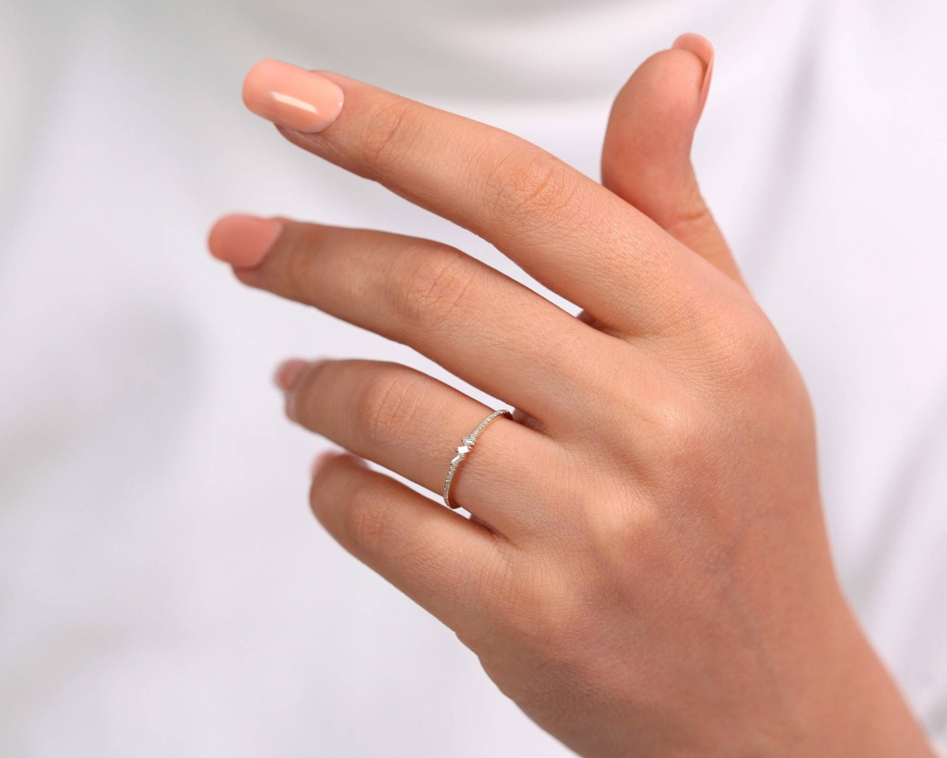 Gerader Schaft Baguette Design Diamant Ring, 14K Gelb Solid Gold Band, Handgefertigt Und Minimal Ring von Latualucejewelry