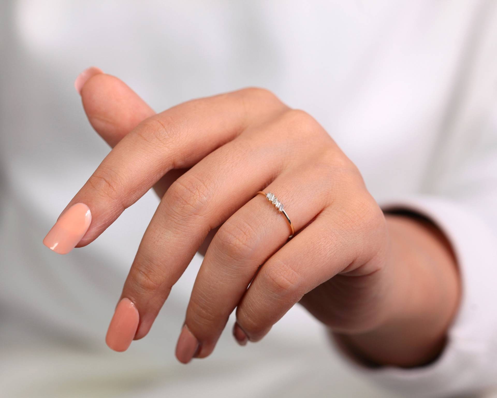 Gerader Schaft Baguette Diamant Design Ring, 14K Gelbgold, Handgefertigt Und Minimal Ring von Latualucejewelry