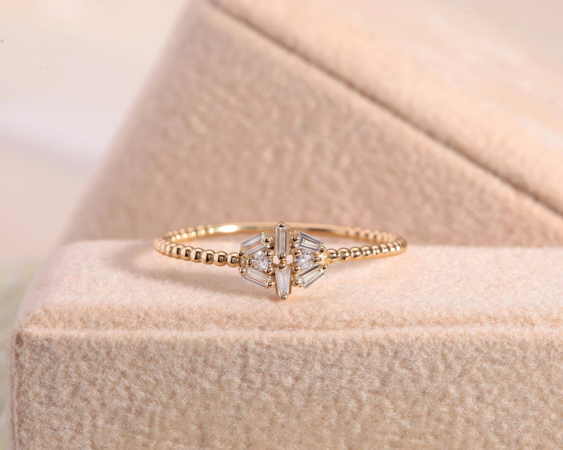 Perlen Band Baguette, Diamantring Im Trapezschliff, 14K Gelbgold, Handgefertigt Und Minimal von Latualucejewelry