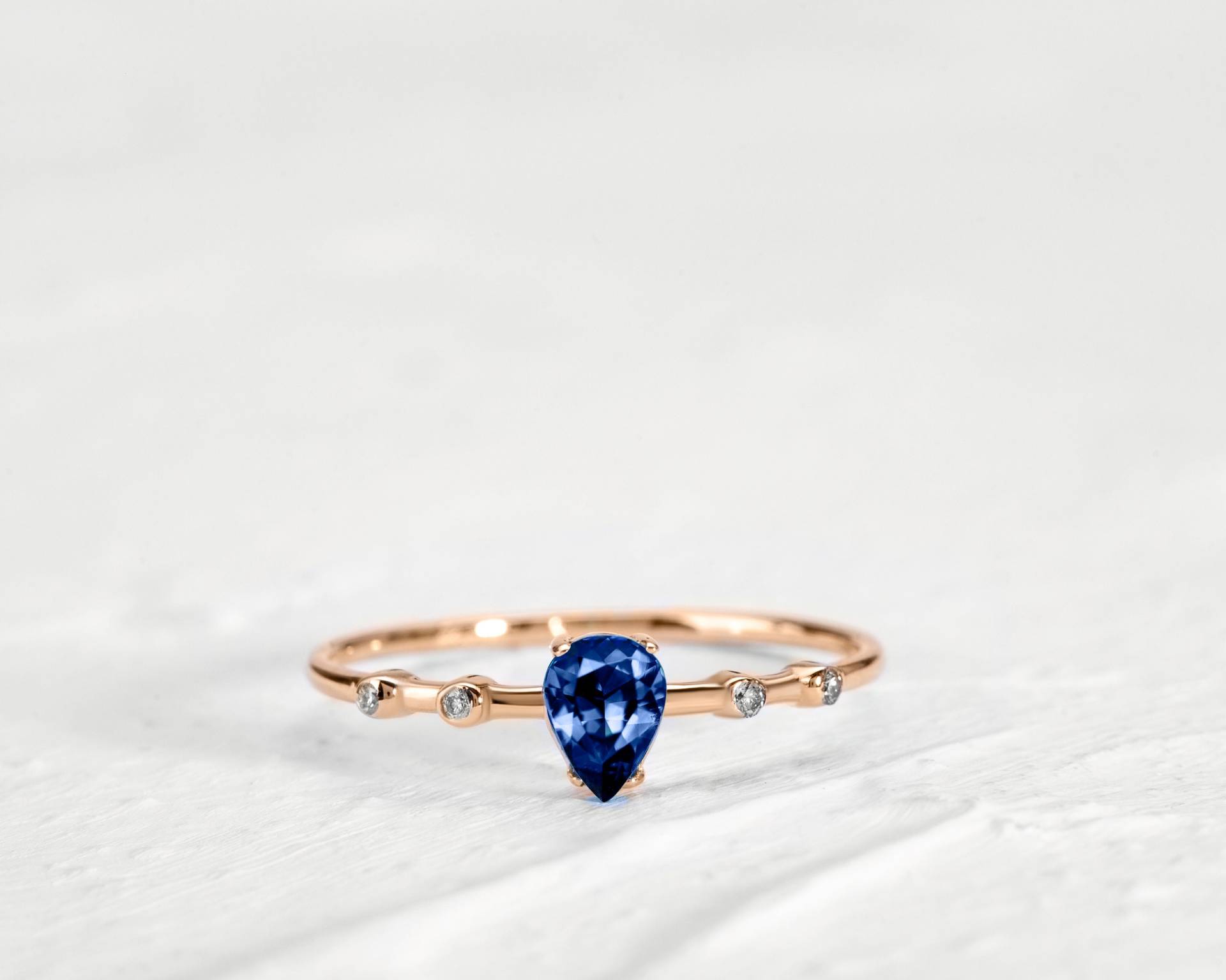 Saphir Im Birnenschliff Mit Diamanten Ring, Diamantring in Lünette Gesetzt, Saphirring Für Frauen 14K Gelbgold von Latualucejewelry