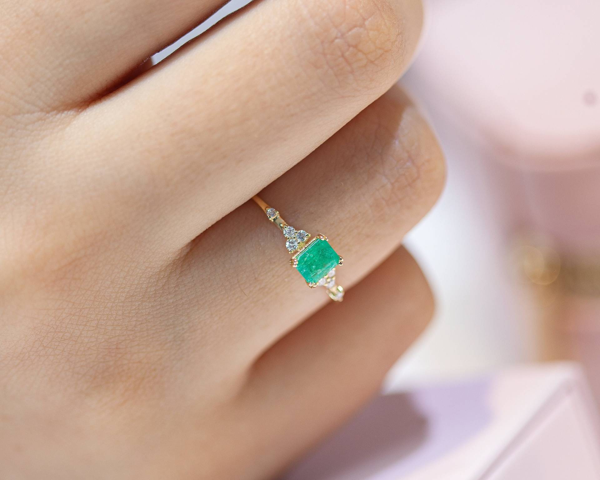 Zierlicher Ring, Smaragd Im Baguetteschliff Mit Diamantring, 14K Gelbgold, Multistein-Minimalring von Latualucejewelry