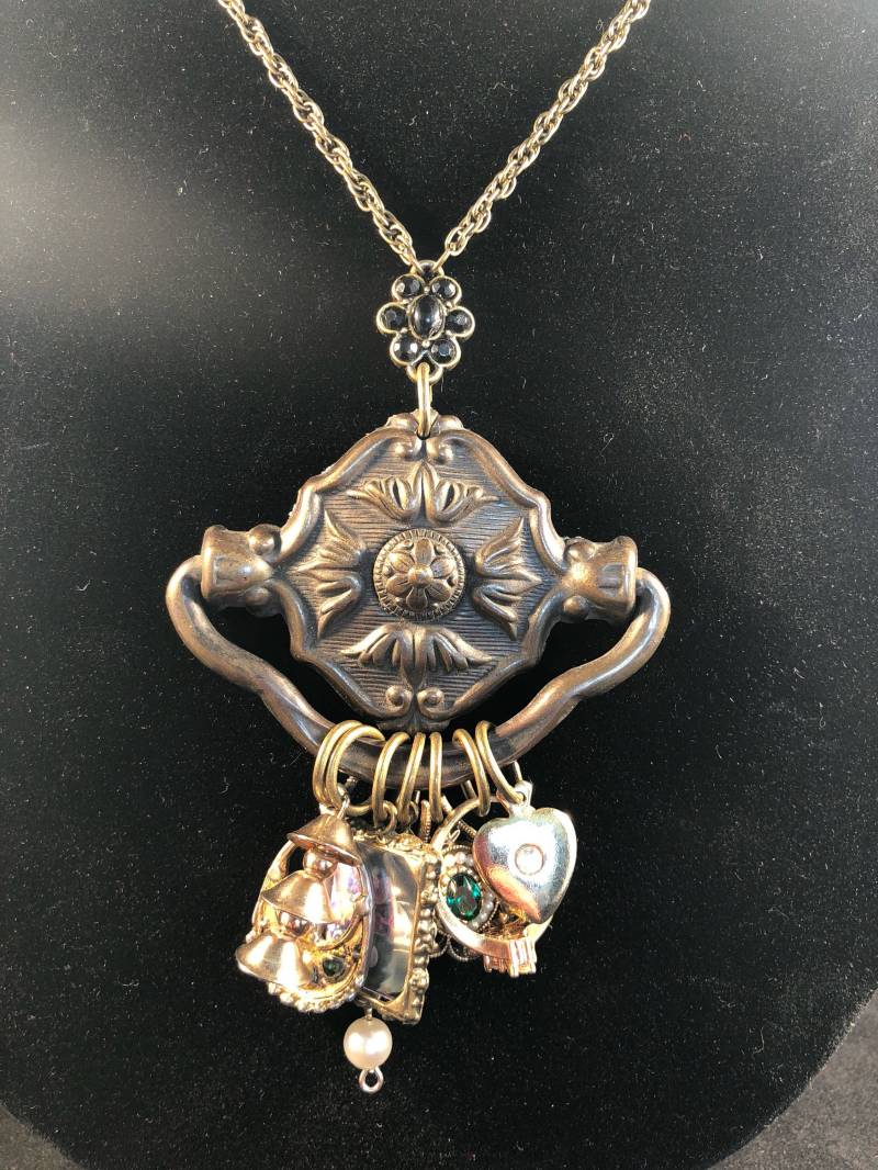 Antiker Schubladenzieher Anhänger Charm Halskette - Gelb Charms von LaughOutLoudArts