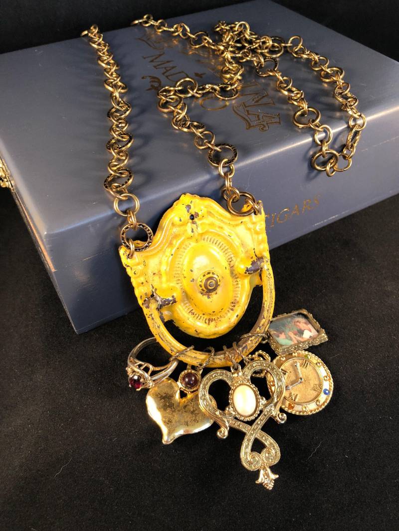 Antiker Schubladenzieher Charm Anhänger Halskette - Charms Gesammelt Gelb Boho Avantgarde von LaughOutLoudArts