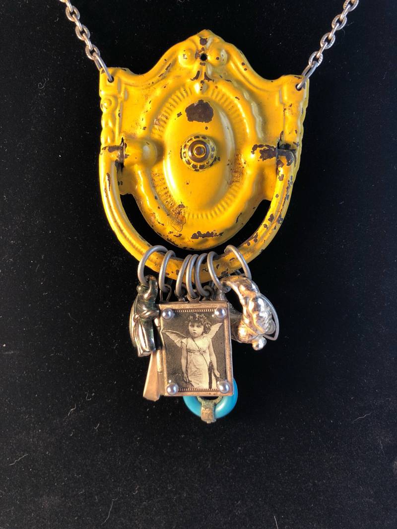 Antiker Schubladenzieher Halskette - Gelb Gesammelt Boho Avantgarde Charm Anhänger von LaughOutLoudArts