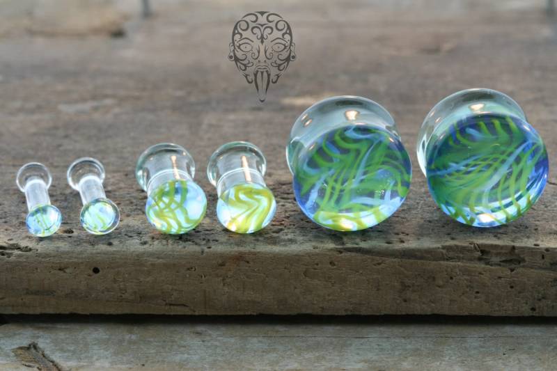 Glas Blaue Und Grüne Tigerstreifen - Bepreist Pro Paar von LaughingBuddhaStudio