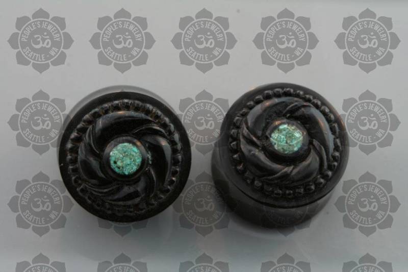 Horn Mit Korallen Inlay Und Geschnitzten - Double Flared Plugs von LaughingBuddhaStudio