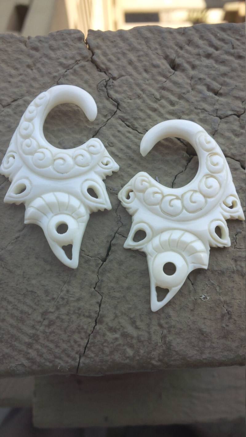 Knochen Hängen Design von LaughingBuddhaStudio