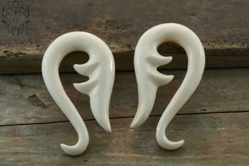 Knochen Hängende Designs. Feder von LaughingBuddhaStudio