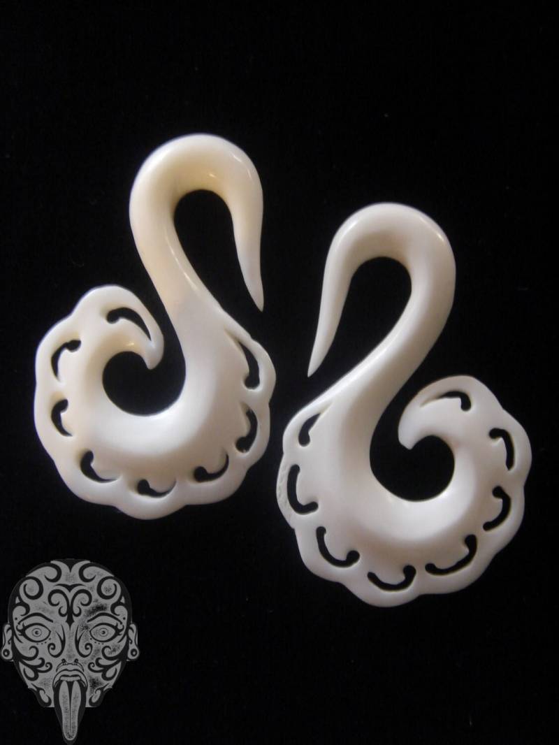 Knochen Hängendes Design - Schwan von LaughingBuddhaStudio