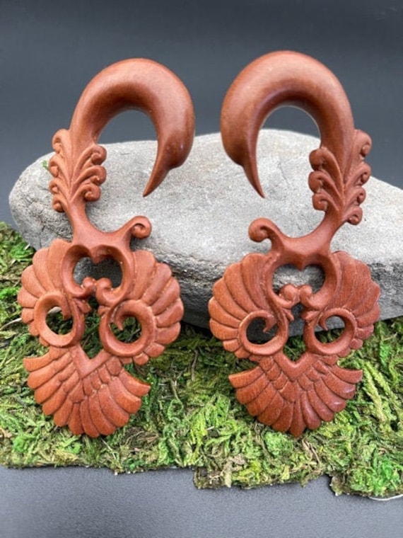 Schwäne Aus Sowaholz Geschnitzt - Verschiedene Farbtöne Preis Pro Paar von LaughingBuddhaStudio