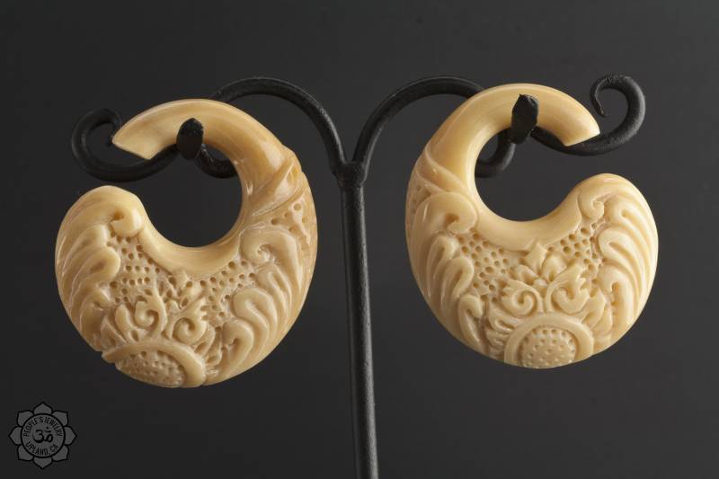 Tagua Nut Ohrgewichte - Eclipse von LaughingBuddhaStudio