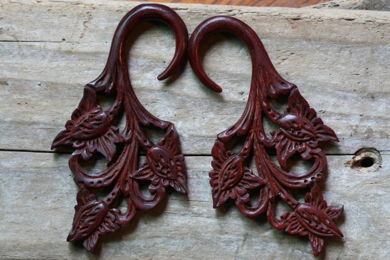 Völker-Schmuck - Blutholz-Hängendes Design Der Preis Pro Paar von LaughingBuddhaStudio
