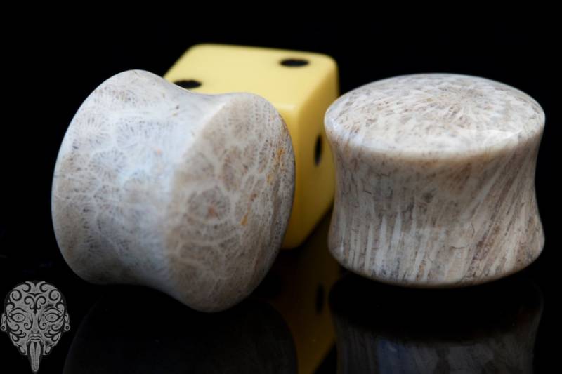 Völker Schmuck - Chrysantheme Stein. Doppel Flared von LaughingBuddhaStudio