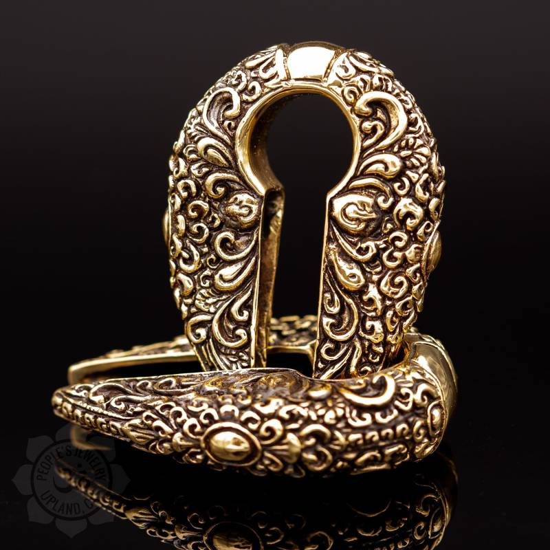 Völker Schmuck - Verzierte Schlüssellöcher Weiß/Gelb Messing von LaughingBuddhaStudio