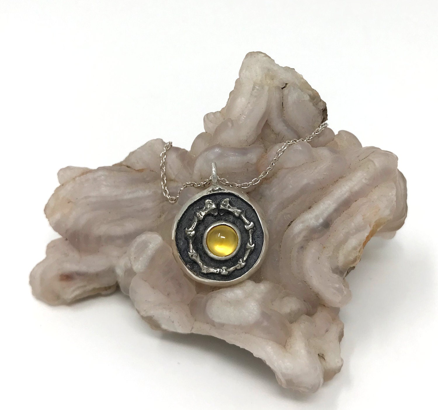 Saphir Anhänger/Metall Knochen/Natur Inspiriert/Gothic Schmuck/Witchy Schmuck/Tier Knochen/Friedhof Schick/September Geburtsstein/Piraten Schmuck von LaughingGrackle