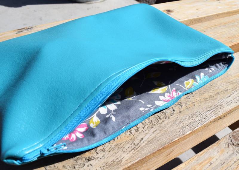 Mittlere Türkis Vinyl Mit Reißverschluss Tasche Mittlere Türkis Vinyl Mit Reißverschluss Tasche von LaughingLouise