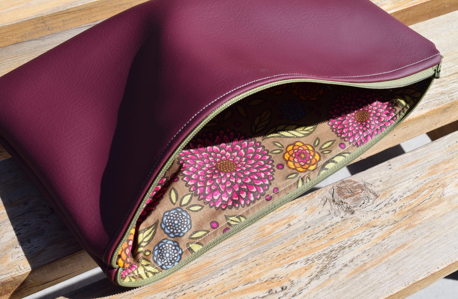 Mittlere Weichem Vinyl Stoff Ausgekleidet Mit Reißverschluss Tasche von LaughingLouise