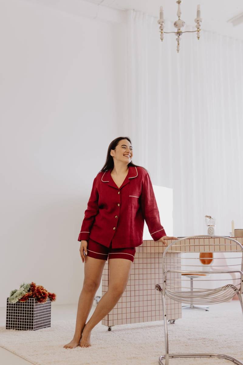 Damen-Schlafanzug Pilnatis Aus Leinen in Einem Leuchtenden Rot. Pyjama Für Damen. Damen Weihnachts-Pjs. Shorts Und Shirt Set von LaumeLinen