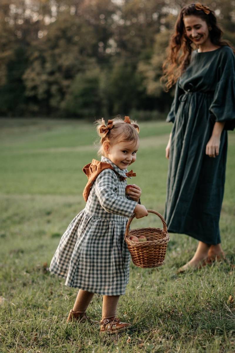 Mädchen Leinenkleid Medeina. Kinder in Vichykaro von LaumeLinen