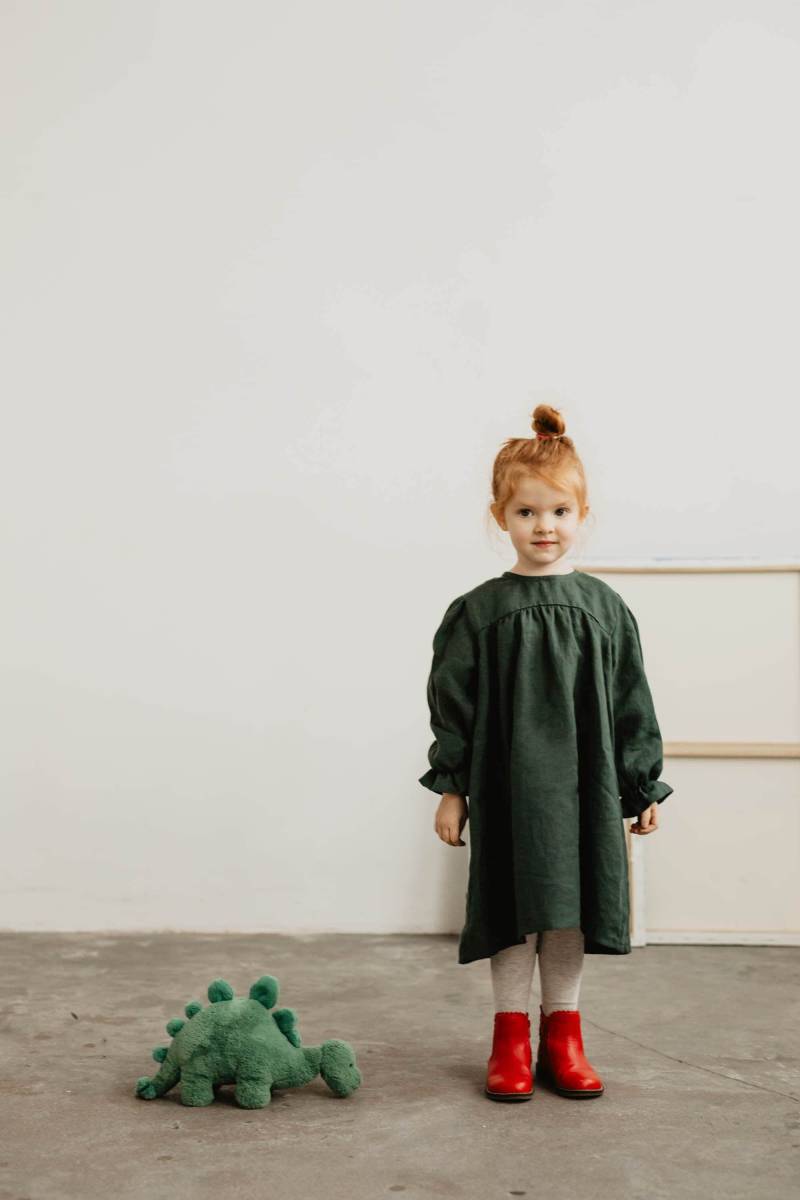 Mädchen Leinenkleid Žemyna. Kinder in Dunkelgrün von LaumeLinen