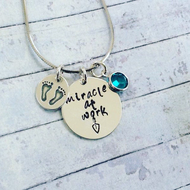 sterling Silber Schwangerschaft Halskette Wunder Bei Der Arbeit, Baby Fußabdrücke, Geburtsstein sterling Silber Schwangerschaft Halskette Wunder Bei Der Arbeit, Baby Fußabdrücke, Geburtsstein von LaurAnnaBelleDesigns