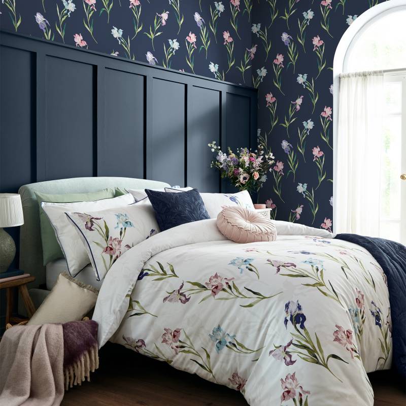 LAURA ASHLEY Vliestapete "Hawling Irises Midnight Seaspray" geblümt glatt 10mx52cm (ca. 5m2) von Laura Ashley
