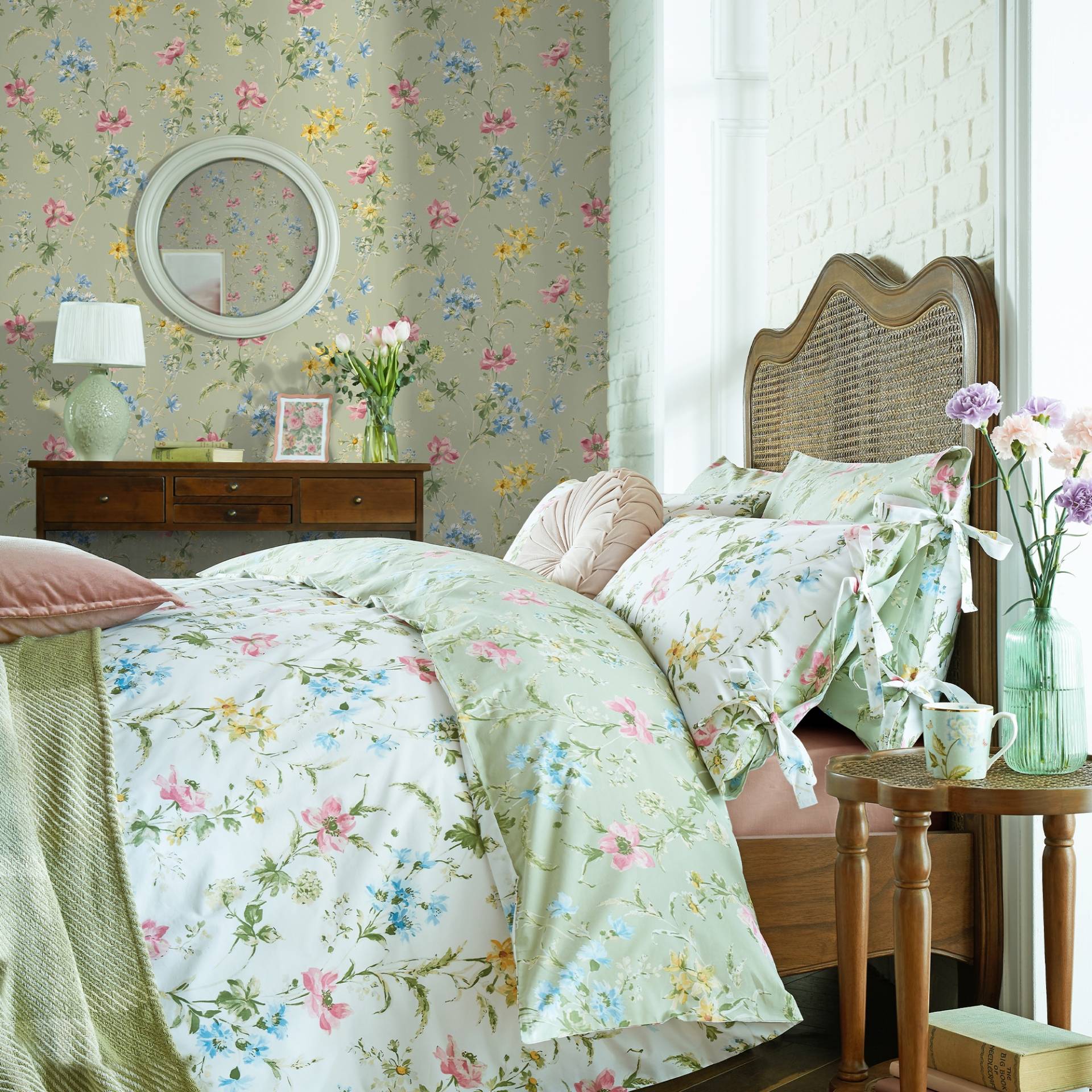 LAURA ASHLEY Vliestapete "Poppy Meadow" geblümt glatt 10mx52cm (ca. 5m2) von Laura Ashley