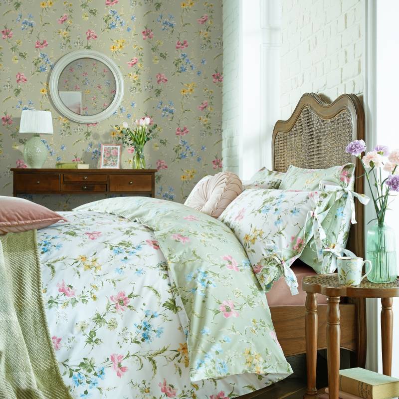 LAURA ASHLEY Vliestapete "Poppy Meadow" geblümt glatt 10mx52cm (ca. 5m2) von Laura Ashley