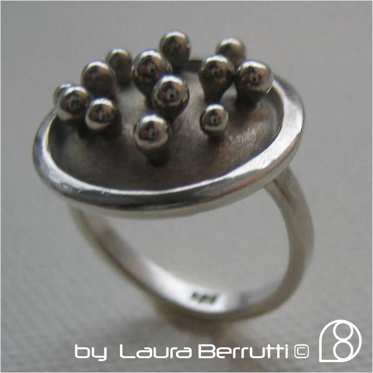 Sterling Silber Ring Mit Stecknadelköpfen in Einer Geschwungenen Oxidierten Schale Sterling Silber Ring Mit Stecknadelköpfen in Einer Geschwungenen Oxidierten Schale von LauraBerrutti