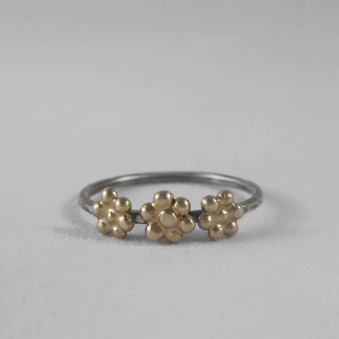 14K Gold Dreibettzimmer Drei Gänseblümchen Ring Sterling Silber Band Wildblumen Wiese Frühling Einfach Vielseitig 14K Gold Dreibettzimmer Drei Gänseblümchen Ring Sterling Silber Band Wildblumen Wiese Frühling Einfach Vielseitig von LauraFoxDesigns