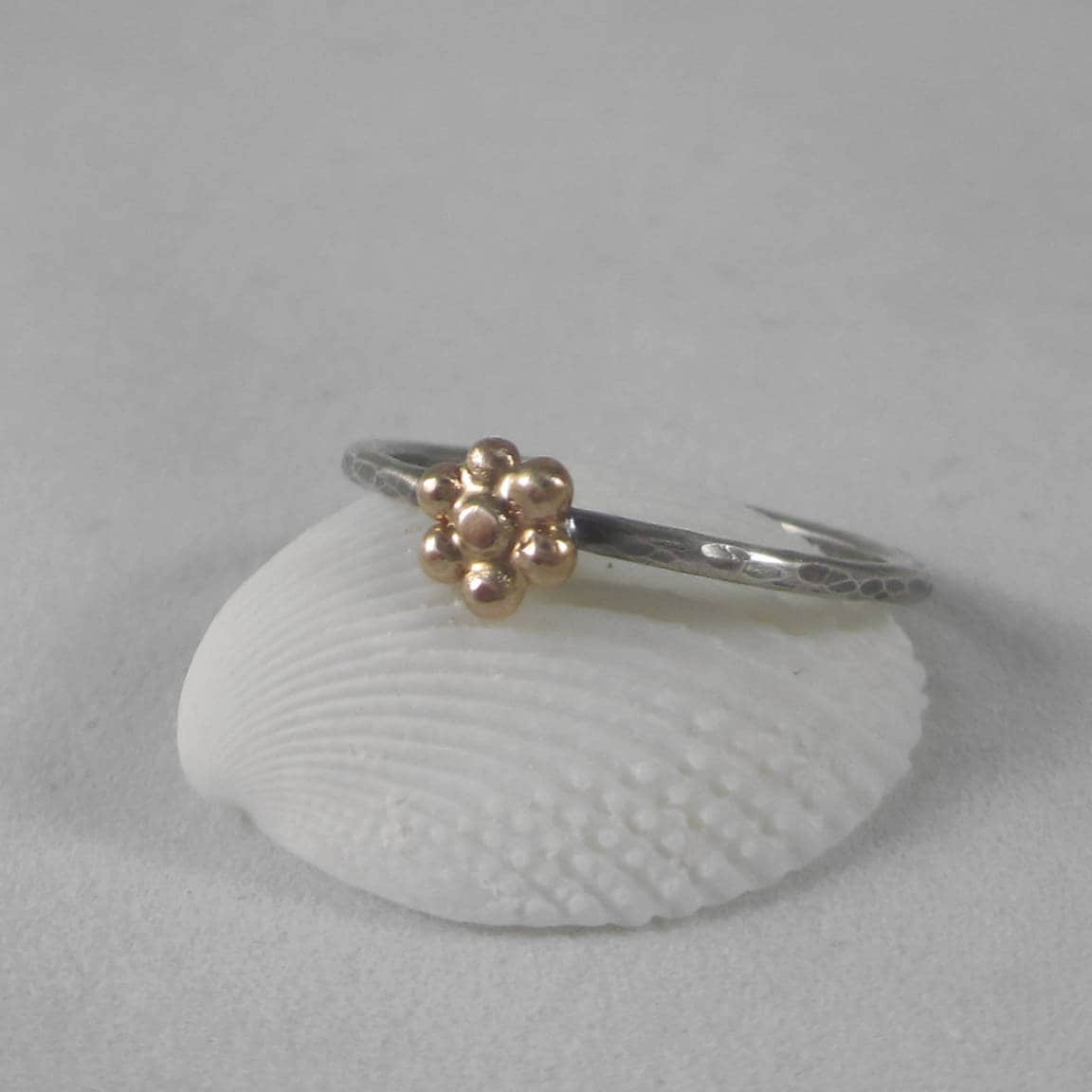 14K Gold Gänseblümchen Blumen Stapelring Sterling Silber Band Wildblumenwiese Frühling Einfach Vielseitig 14K Gold Gänseblümchen Blumen Stapelring Sterling Silber Band Wildblumenwiese Frühling Einfach Vielseitig von LauraFoxDesigns