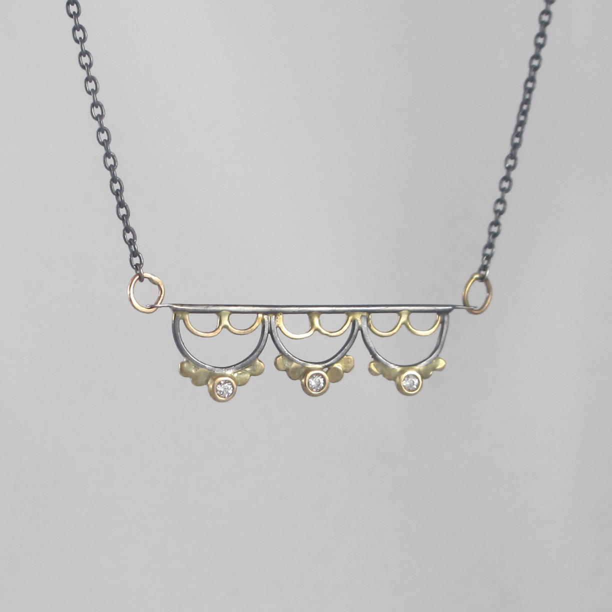 Ausgebogene Spitzenhalskette 14K Gold Und Sterling Silber Mit Hellblauem Topas Zierlich Feminin Oxidiert Ausgebogene Spitzenhalskette 14K Gold Und Sterling Silber Mit Hellblauem Topas Zierlich Feminin Oxidiert von LauraFoxDesigns