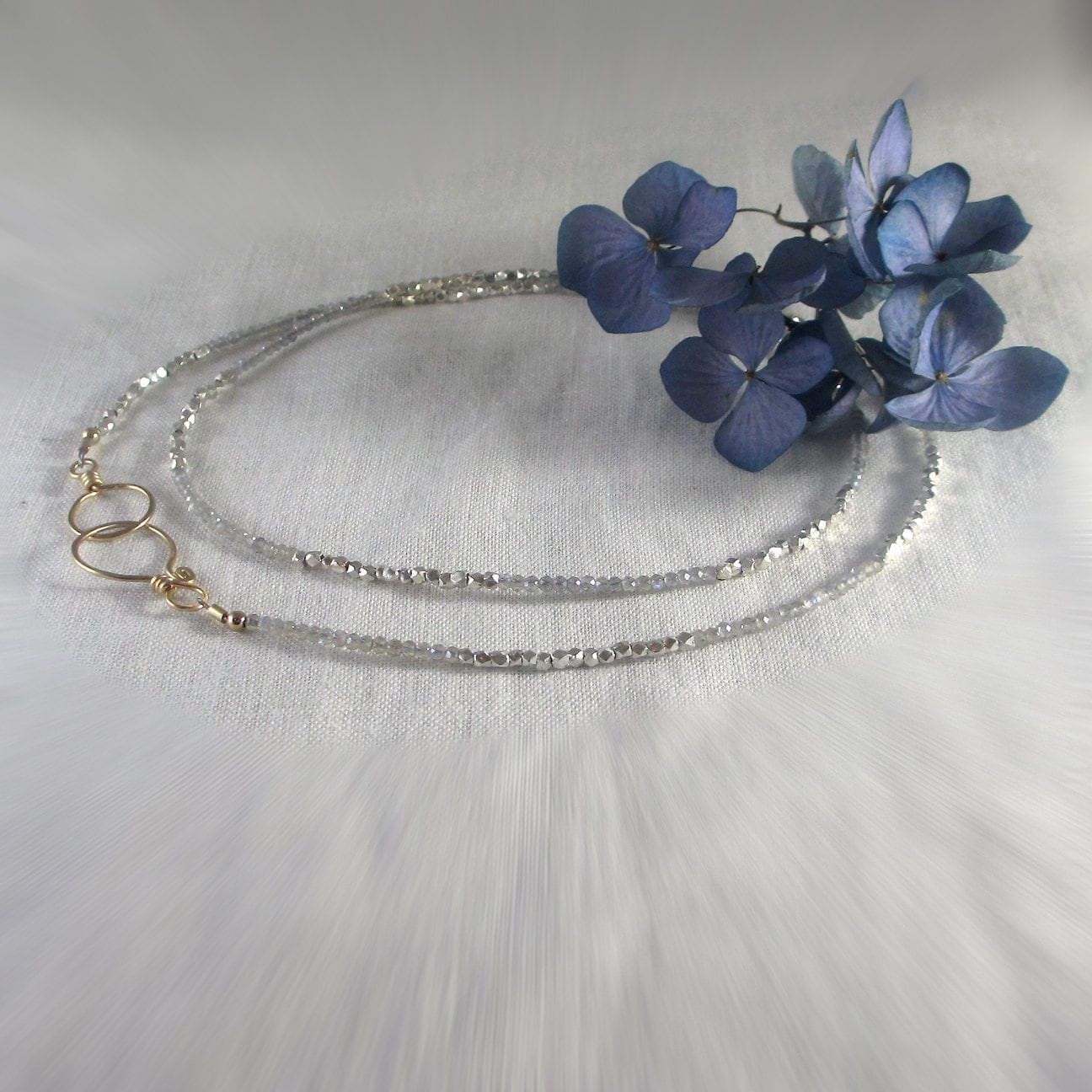 Langstrang Winzige Edelsteinperlen-Halskette Silber & Labradorit Neutrales Streifenmuster Handgemachter Gold-Verschluss Wählen Sie Eine Länge Aus Langstrang Winzige Edelsteinperlen-Halskette Silber & Labradorit Neutrales Streifenmuster Handgemachter Gold-Verschluss Wählen Sie Eine Länge Aus von LauraFoxDesigns