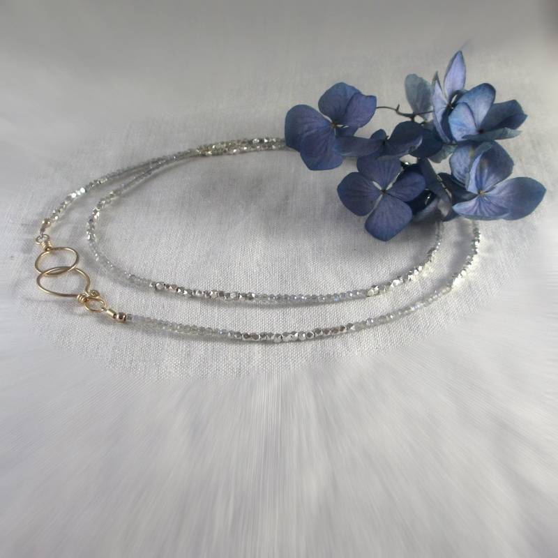 Langstrang Winzige Edelsteinperlen-Halskette Silber & Labradorit Neutrales Streifenmuster Handgemachter Gold-Verschluss Wählen Sie Eine Länge Aus von LauraFoxDesigns