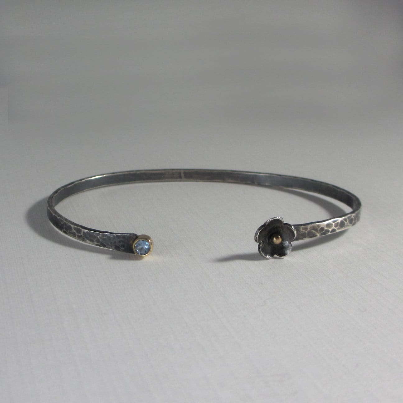 Mohn Stapeln Manschette Sterling Silber Und 14 K Gold Offene Armband Blume Aquamarin Gehämmert Armreif Mohn Stapeln Manschette Sterling Silber Und 14 K Gold Offene Armband Blume Aquamarin Gehämmert Armreif von LauraFoxDesigns