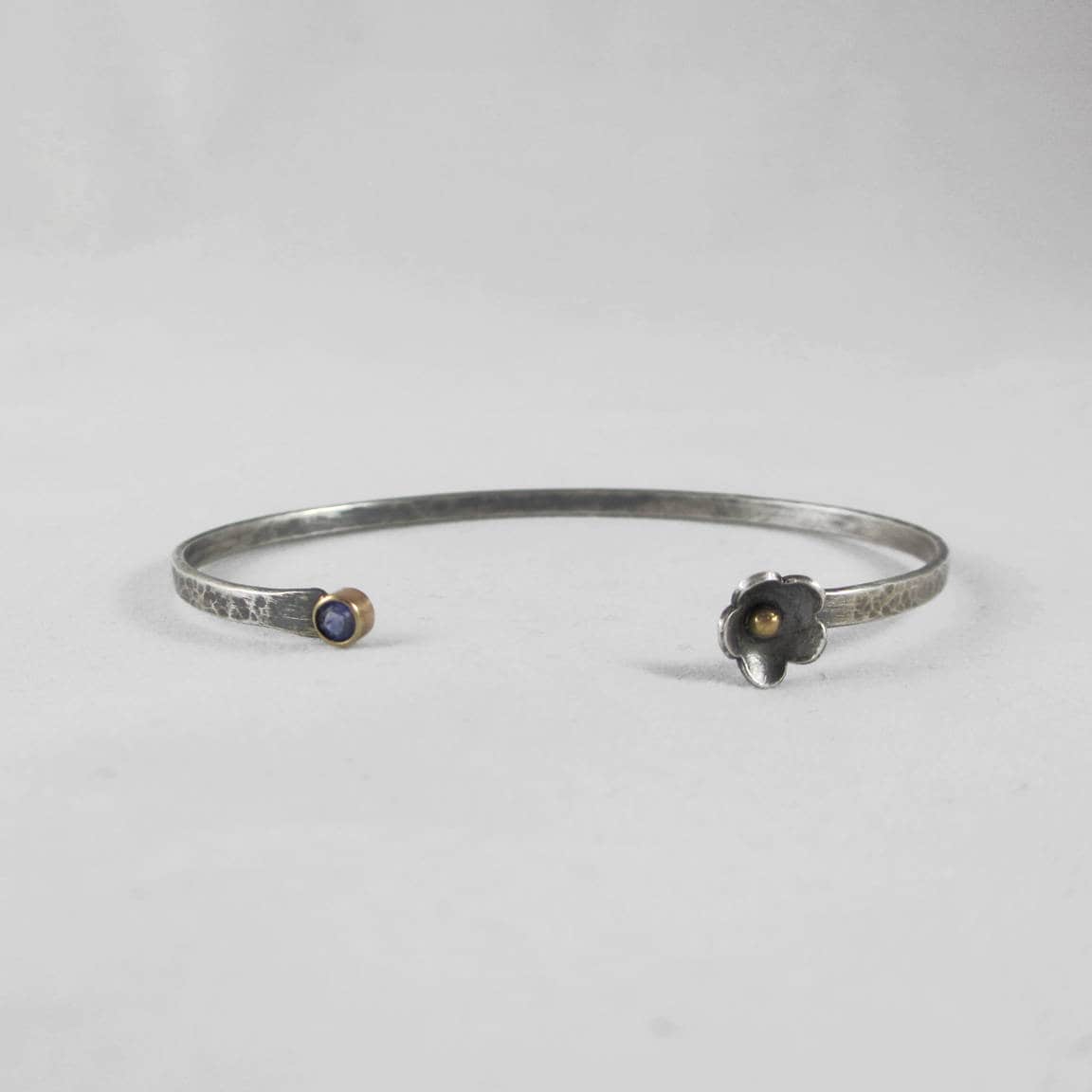Mohn Stapeln Manschette Sterling Silber Und 14 K Gold Offene Armband Blume Saphir Mohn Stapeln Manschette Sterling Silber Und 14 K Gold Offene Armband Blume Saphir von LauraFoxDesigns