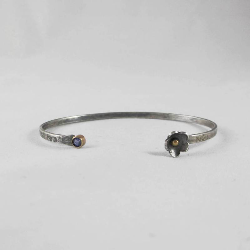 Mohn Stapeln Manschette Sterling Silber Und 14 K Gold Offene Armband Blume Saphir von LauraFoxDesigns