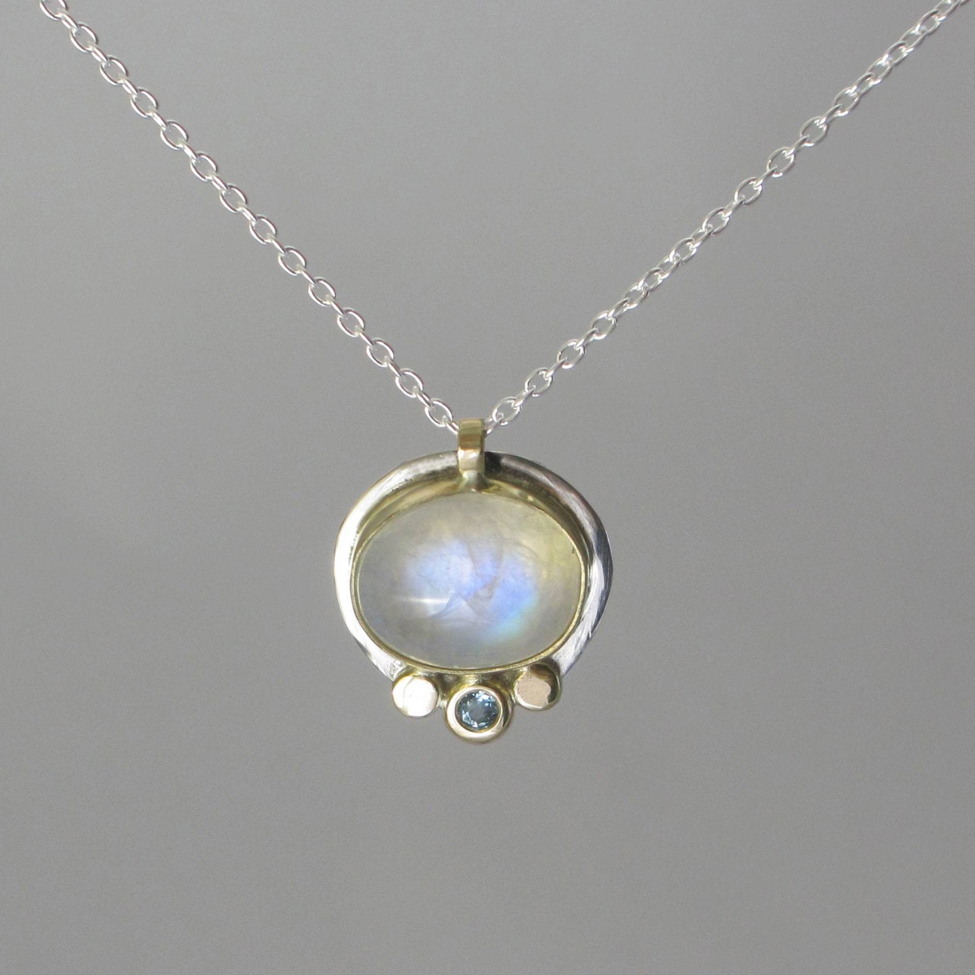 Regenbogen Mondstein Und Blautopas Halskette 14K Gold + Sterling Silber Mixed Metal Handgemachte Einfache Fassung Blue Flash Handwerker-Anhänger Regenbogen Mondstein Und Blautopas Halskette 14K Gold + Sterling Silber Mixed Metal Handgemachte Einfache Fassung Blue Flash Handwerker-Anhänger von LauraFoxDesigns