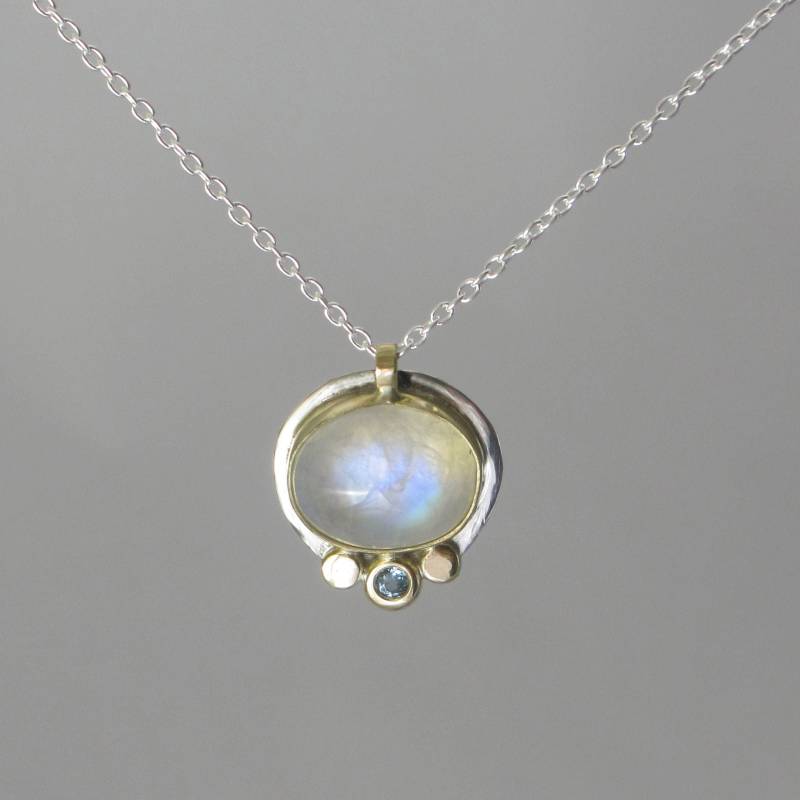 Regenbogen Mondstein Und Blautopas Halskette 14K Gold + Sterling Silber Mixed Metal Handgemachte Einfache Fassung Blue Flash Handwerker-Anhänger Regenbogen Mondstein Und Blautopas Halskette 14K Gold + Sterling Silber Mixed Metal Handgemachte Einfache Fassung Blue Flash Handwerker-Anhänger von LauraFoxDesigns